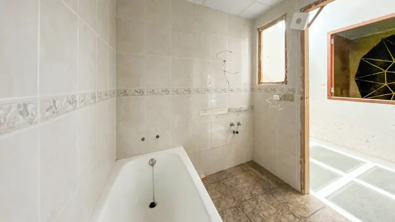 Casa a la venta en Burriana - Baño completo independiente equipado con bañera para reformar en primera planta