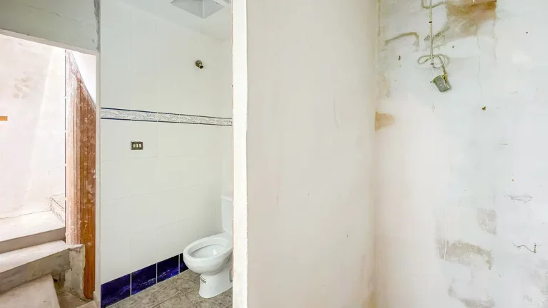 Casa a la venta en Burriana - Práctico aseo de cortesía junto a la zona de ocio y terraza de la segunda planta