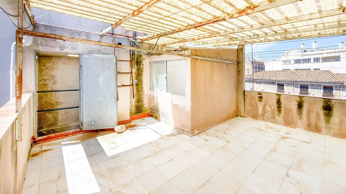 Casa a la venta en Burriana - Amplia azotea solárium abierta con total privacidad en la última planta de la casa