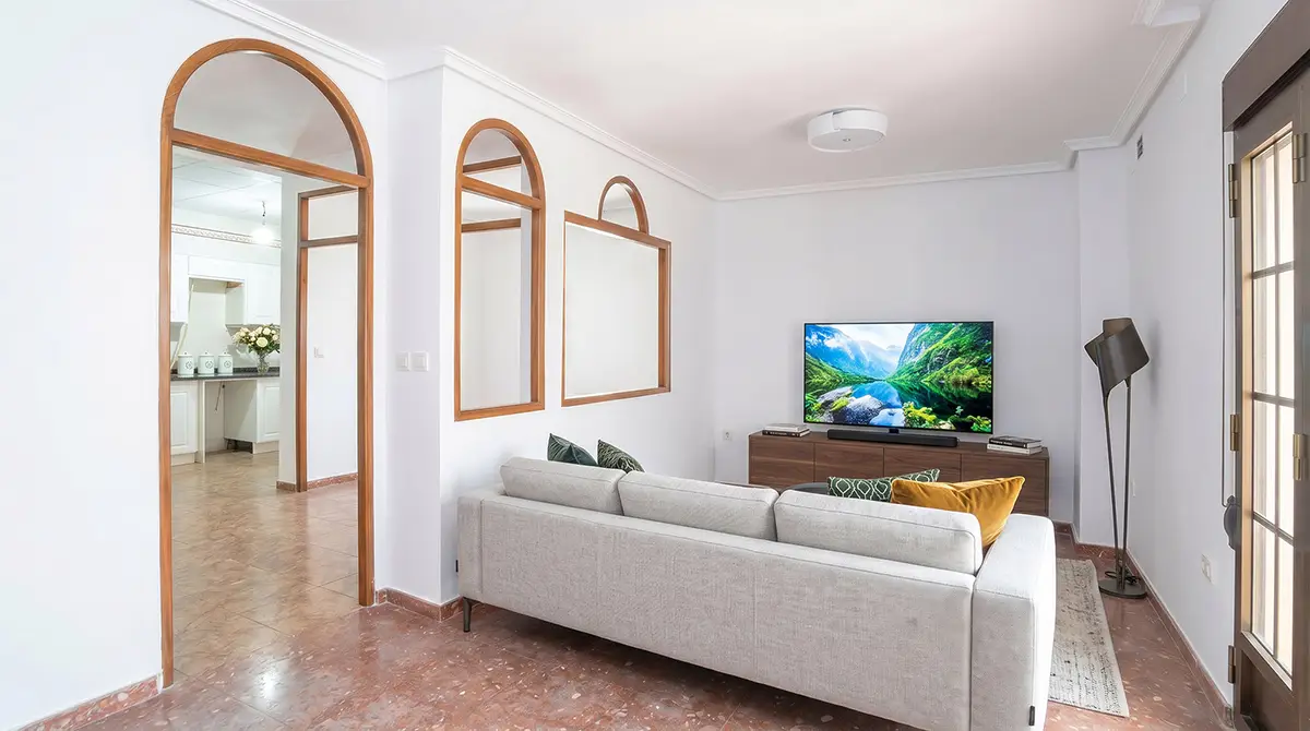 Recreación con IA de salón moderno y luminoso de concepto abierto en planta baja