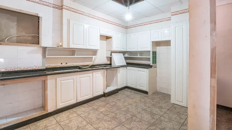 Casa a la venta en Burriana - cocina muy espaciosa en planta baja lista para proyecto de actualización