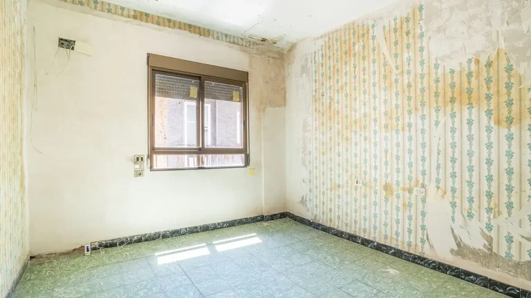 Casa a la venta en Burriana - Habitación principal muy luminosa con grandes ventanales en primera planta