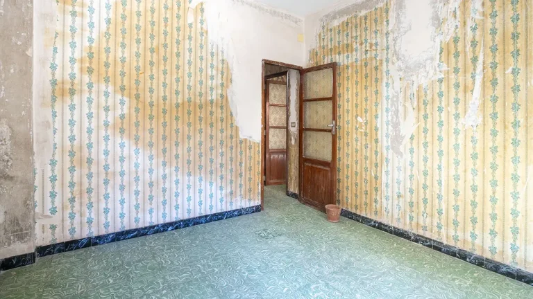 Casa a la venta en Burriana - Habitación principal muy luminosa con grandes ventanales en primera planta