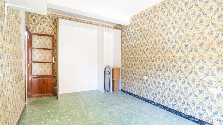 Casa a la venta en Burriana - Habitación principal muy luminosa con grandes ventanales en primera planta