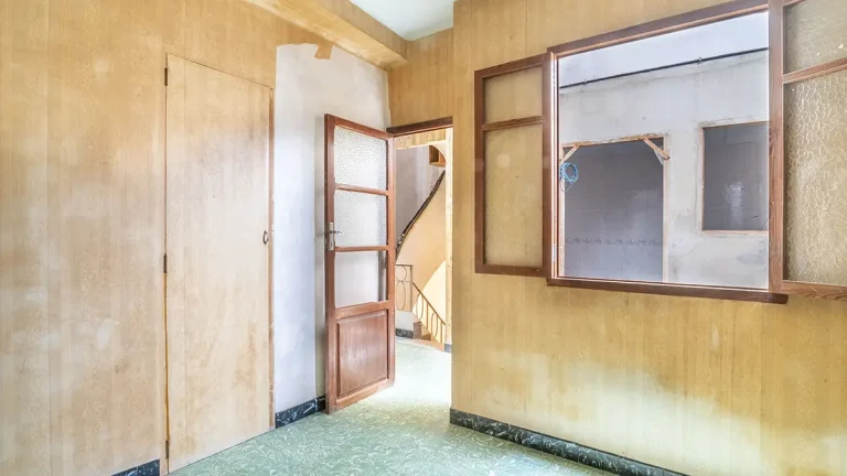 Casa a la venta en Burriana - Habitación muy luminosa con grandes ventanales en primera planta