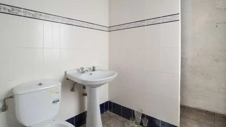 Casa a la venta en Burriana - Práctico aseo de cortesía junto a la zona de ocio y terraza de la segunda planta