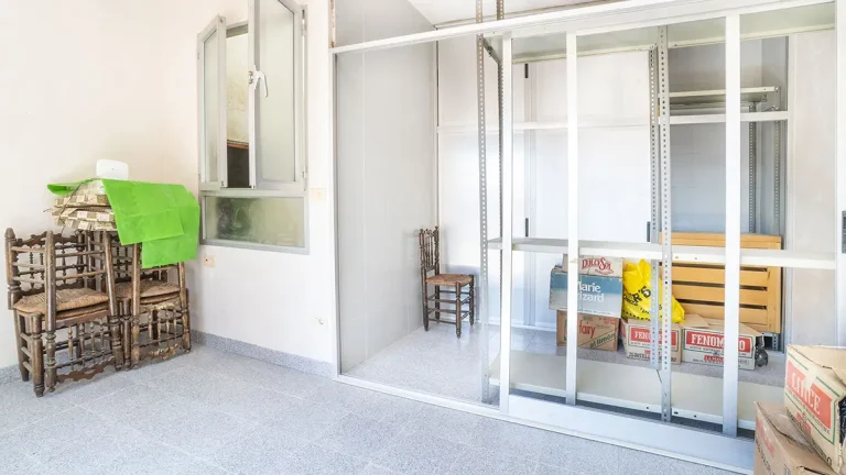 Casa a la venta en Burriana - Sala polivalente y luminosa con acceso directo a la terraza mediante puerta corredera
